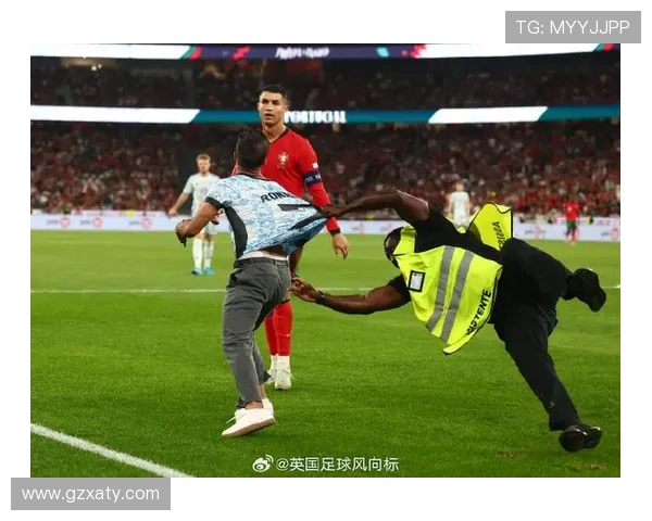 球迷冲进场内上演疯狂一幕C罗球衣被抢引发热议