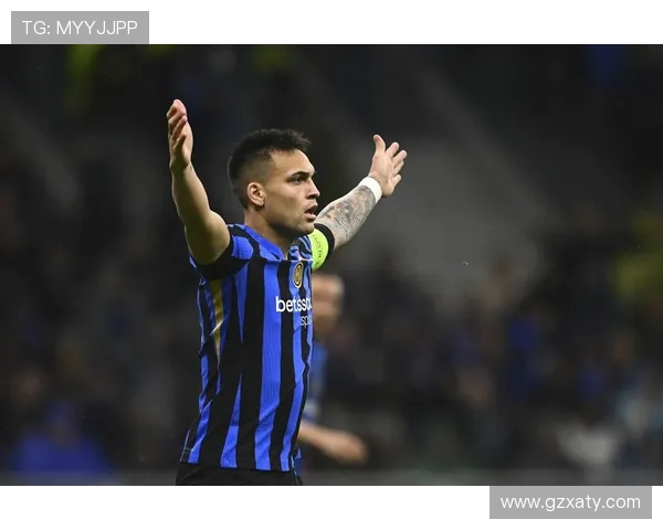 马丁内斯的传奇旅程：从青涩球员到世界足球巨星的蜕变与成就